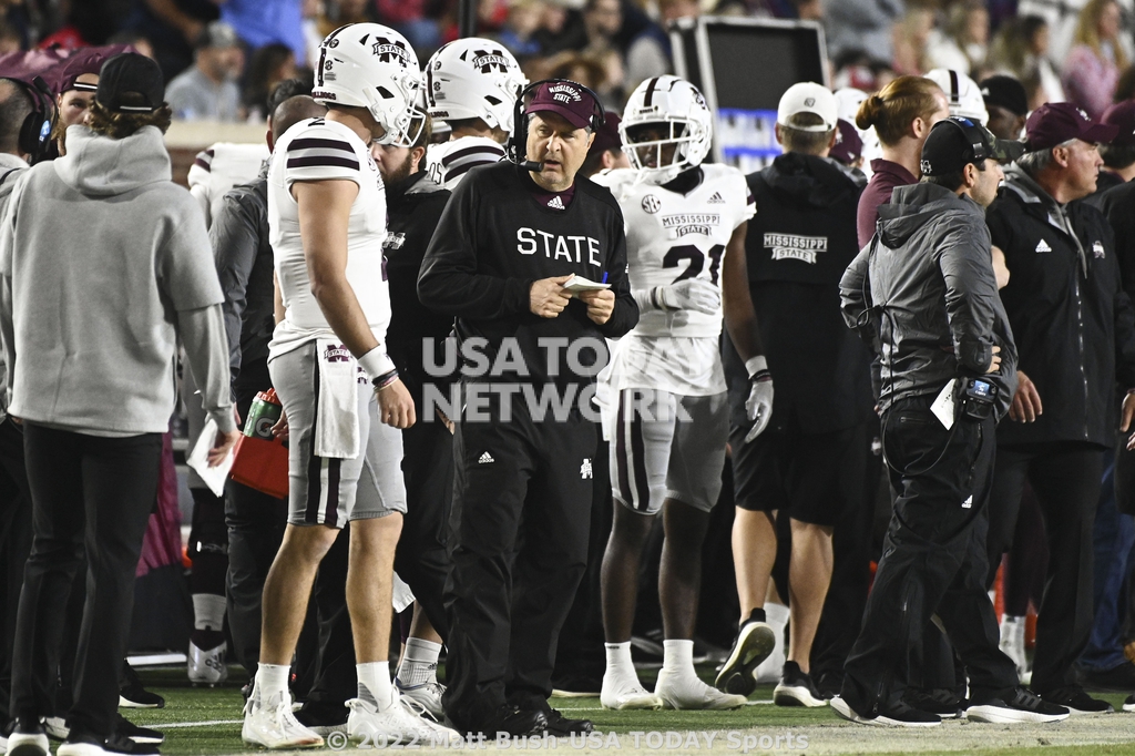 Mississippi State football coach Mike Leach dies at 61 - Los